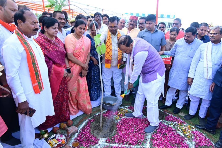 कौशांबी पहुंचकर पौधारोपण कार्यक्रम में शामिल हुए डिप्टी सीएम